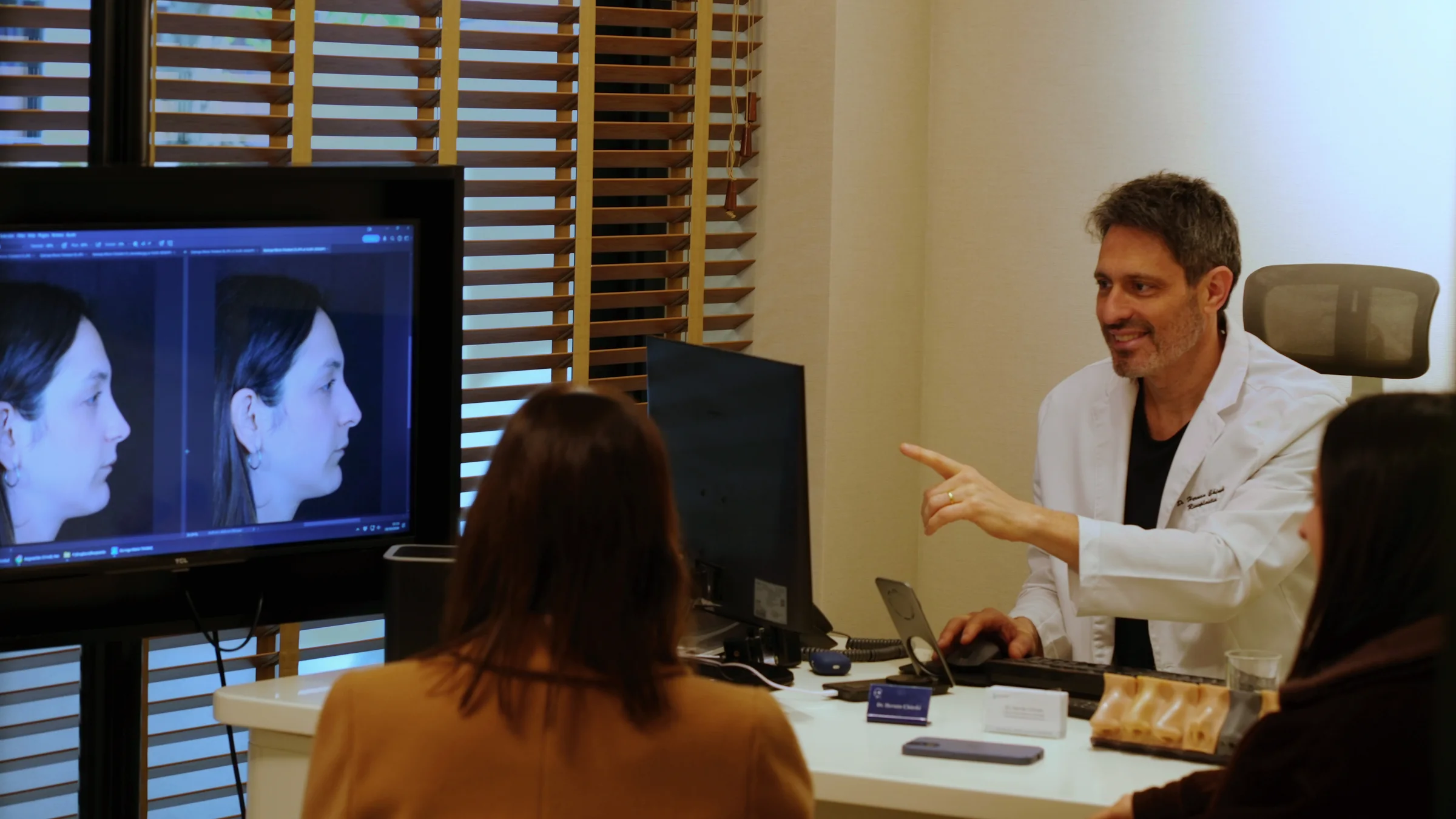 Simulación por computadora del resultado de una rinoplastia durante la consulta